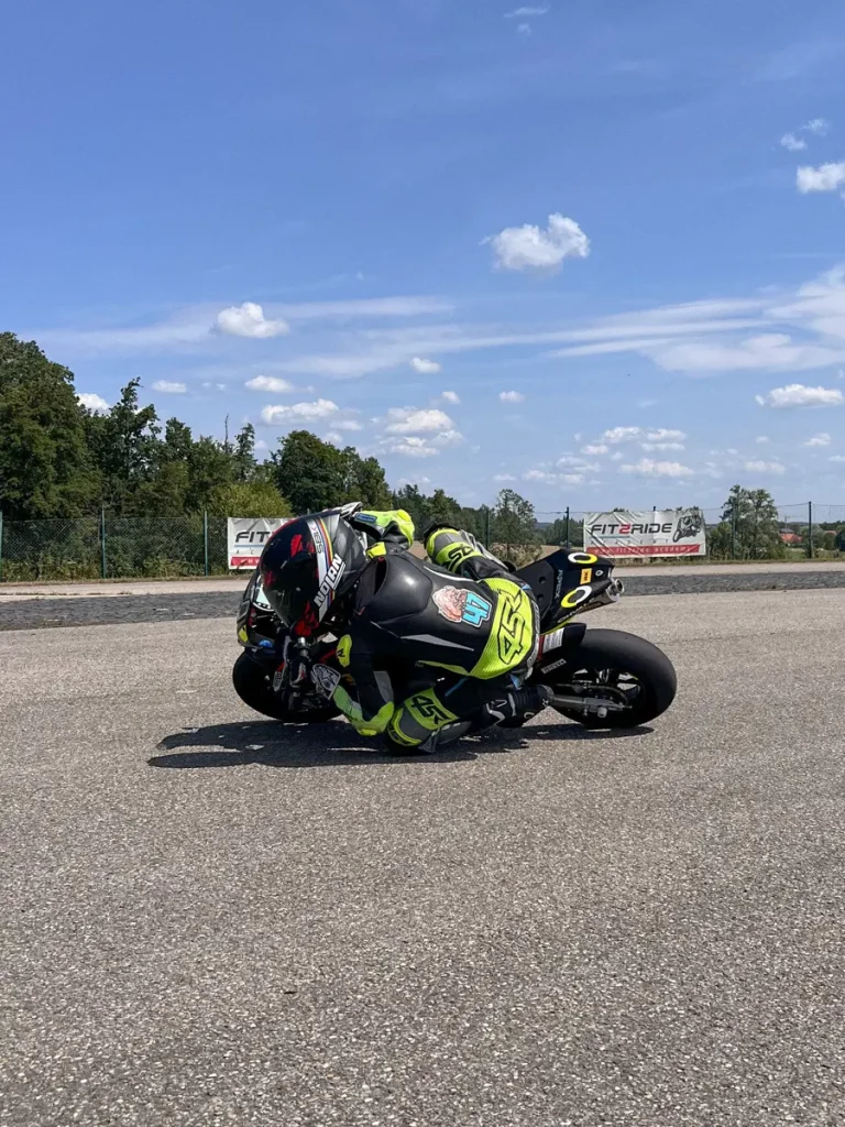 Gezielte Rennsport-Vorbereitung: 11-jähriger MiniGP-Pilot perfektioniert seine Kurventechnik und Linie für den Wettkampf.