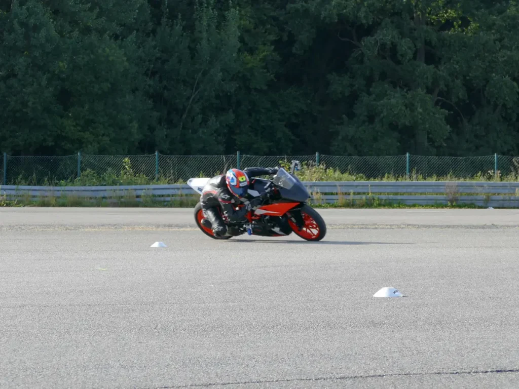 Präzisionstraining für Sportfahrer: Dynamischer Richtungswechsel im Slalom-Parcours mit dem verkleideten Schräglagentrainer.
